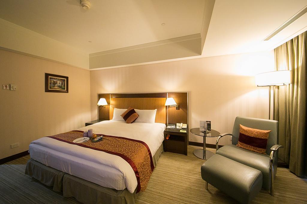 エバーグリーン プラザ ホテル タイナン 台南 部屋 写真 A room at the hotel