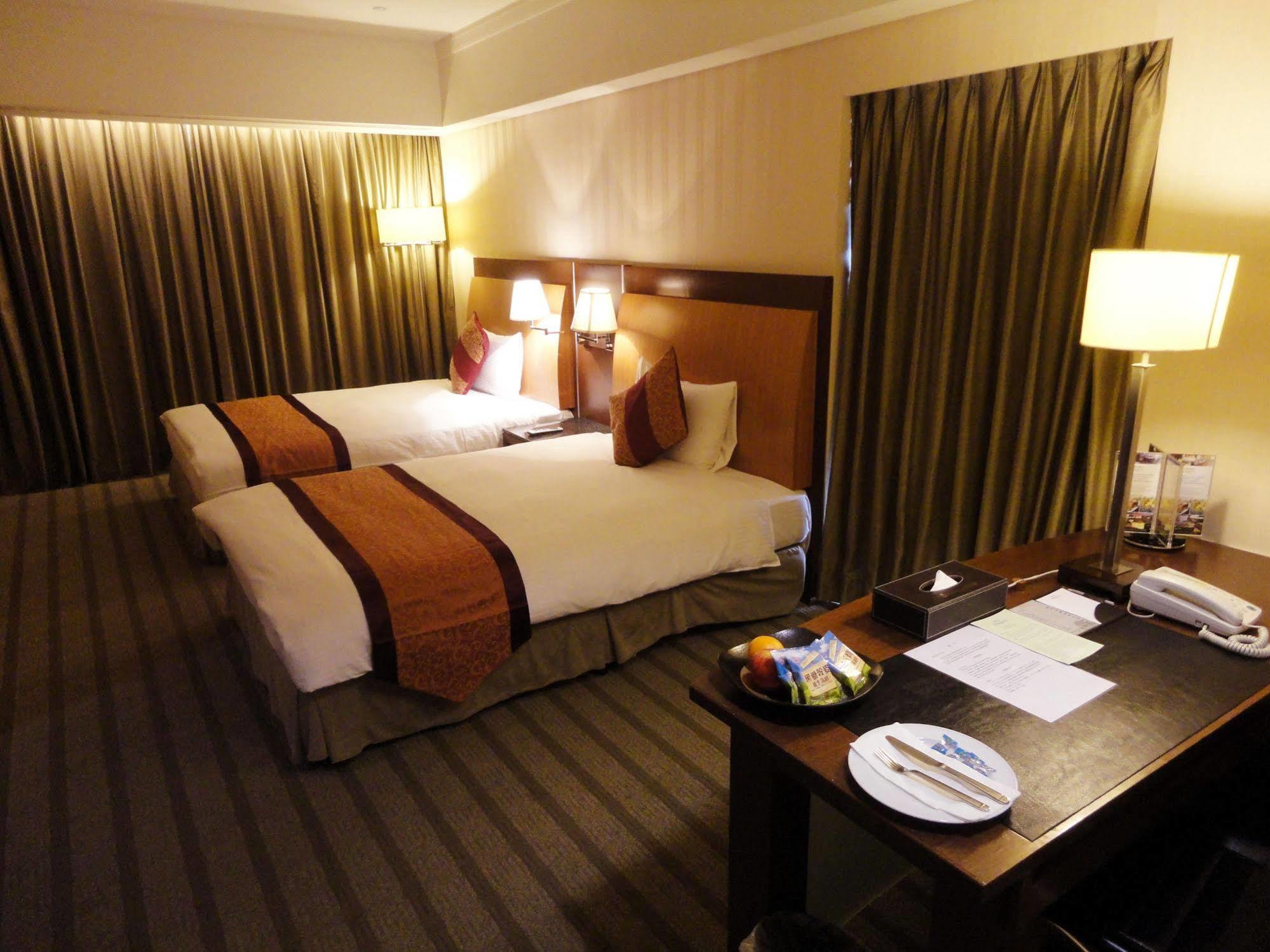 エバーグリーン プラザ ホテル タイナン 台南 エクステリア 写真 A room at the hotel