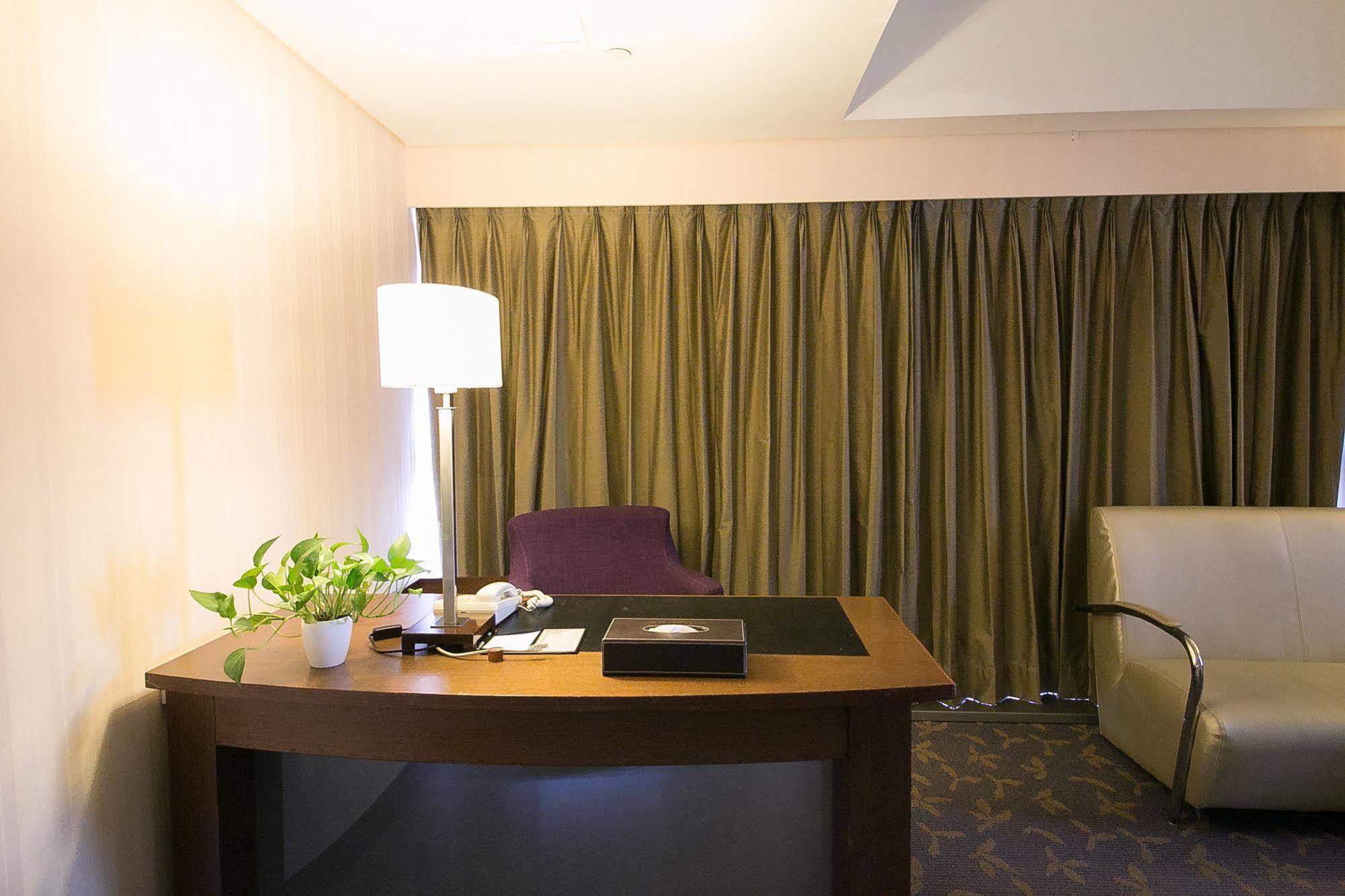 エバーグリーン プラザ ホテル タイナン 台南 エクステリア 写真
